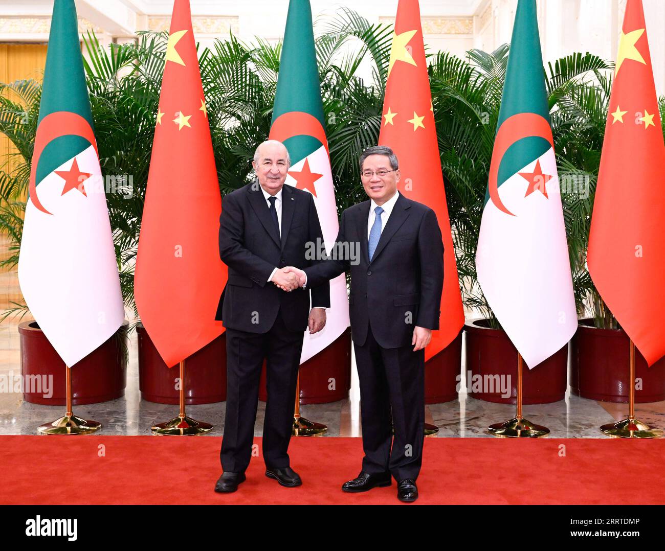 230719 -- PECHINO, 19 luglio 2023 -- il Premier cinese li Qiang incontra il presidente algerino Abdelmadjid Tebboune, che sta facendo una visita di stato in Cina, presso la grande sala del popolo a Pechino, capitale della Cina, 19 luglio 2023. CHINA-BEIJING-LI QIANG-ALGERIAN PRESIDENT-MEETING CN SHENXHONG PUBLICATIONXNOTXINXCHN Foto Stock