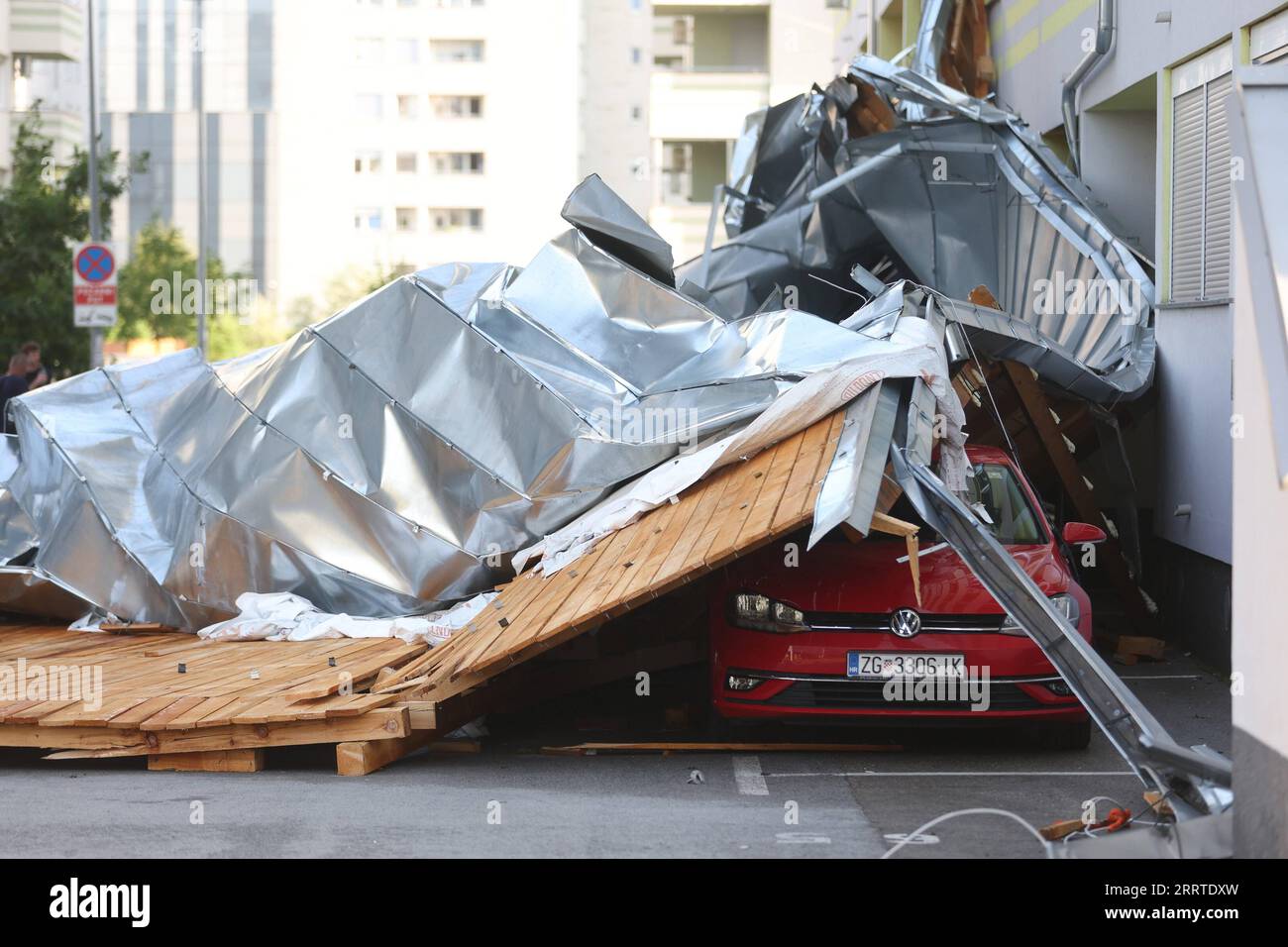 230719 -- ZAGABRIA, 19 luglio 2023 -- i tetti delle case sono visti saltare via dopo una potente tempesta che ha colpito Zagabria, Croazia, il 19 luglio 2023. Almeno due persone sono rimaste uccise e molte altre sono state gravemente ferite mentre una potente tempesta ha colpito la capitale della Croazia mercoledì pomeriggio. Via Xinhua CROAZIA-ZAGABRIA-TEMPESTA MatijaxHabljak/PIXSELL PUBLICATIONxNOTxINxCHN Foto Stock