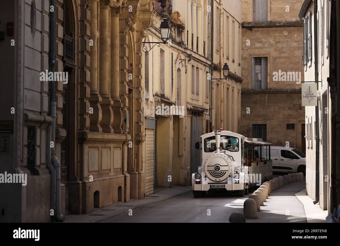 230721 -- PECHINO, 21 luglio 2023 -- Un veicolo turistico corre su una strada a Montpellier, Francia, 19 luglio 2023. L'Universiade di Chengdu è dietro l'angolo e gli atleti universitari di tutto il mondo si riuniranno a Chengdu per cercare di realizzare i propri sogni. Chengdu ha molte città gemelle in tutto il mondo. Nel 1981, Chengdu e Montpellier di Francia divennero la prima coppia di città gemelle dei due paesi. Nel 2011, la Scuola primaria di Montpellier Chengdu e la Scuola primaria di Chengdu Montpellier furono costruite rispettivamente a Montpellier e Chengdu per celebrare il 30° anniversario dell'establi Foto Stock