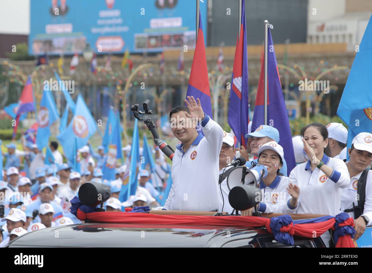 230721 -- PHNOM PENH, 21 luglio 2023 -- Hun Manet, il futuro candidato del primo Ministro per il Partito Popolare cambogiano, ondata di sostenitori durante una massiccia manifestazione a Phnom Penh, Cambogia, il 21 luglio 2023. Venerdì, il Partito Popolare cambogiano al governo ha organizzato una massiccia manifestazione per segnare la fine di una campagna di tre settimane per le elezioni generali che si terranno il 23 luglio. Foto di /Xinhua CAMBODIA-PHNOM PENH-ELECTION-RALLY Phearum PUBLICATIONxNOTxINxCHN Foto Stock