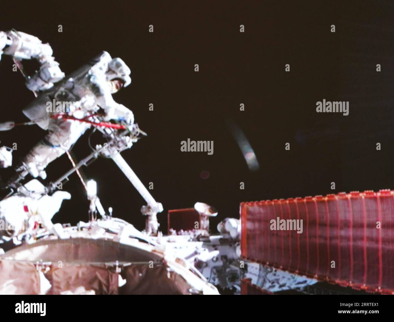 230720 -- BEIING, 20 luglio 2023 -- questa immagine dello schermo catturata al Beijing Aerospace Control Center il 20 luglio 2023 mostra gli astronauti Shenzhou-16 Jing Haipeng Above e Zhu Yangzhu che svolgono attività stravaganti. I membri dell'equipaggio Shenzhou-16 a bordo della stazione spaziale orbitante cinese hanno completato la loro prima passeggiata spaziale alle 21:40, ora di Pechino giovedì, secondo l'Agenzia spaziale cinese con equipaggio. Jing Haipeng, Zhu Yangzhu e Gui Haichao hanno collaborato per portare a termine tutti i compiti prestabiliti con l'assistenza del braccio robotico della stazione spaziale. Da allora Jing e Zhu sono tornati al modulo Wentian LAB saf Foto Stock