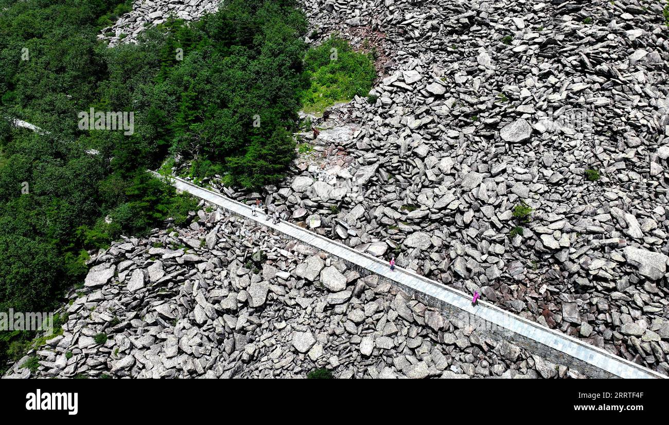 230722 -- XI AN, 22 luglio 2023 -- questa foto aerea scattata il 21 luglio 2023 mostra i visitatori che passano il mare di roccia al Parco Nazionale della Foresta di Zhuque a Xi An, nella provincia dello Shaanxi della Cina nord-occidentale. Il parco, situato nel corso superiore del fiume Laohe orientale e nel nord dei monti Qinling, copre un'area di 2.621 ettari, e il suo punto più alto il picco Bingjing ha un'altitudine di 3.015 metri. Lungo la strada che conduce alla vetta si possono ammirare paesaggi incredibili come la foresta vergine, i resti di ghiacciai e il mare nuvoloso. CHINA-SHAANXI-ZHUQUE NATIONAL PARK-SCENIC CN LIUXXIAO PUBLICATIONXNOTXINXCHN Foto Stock