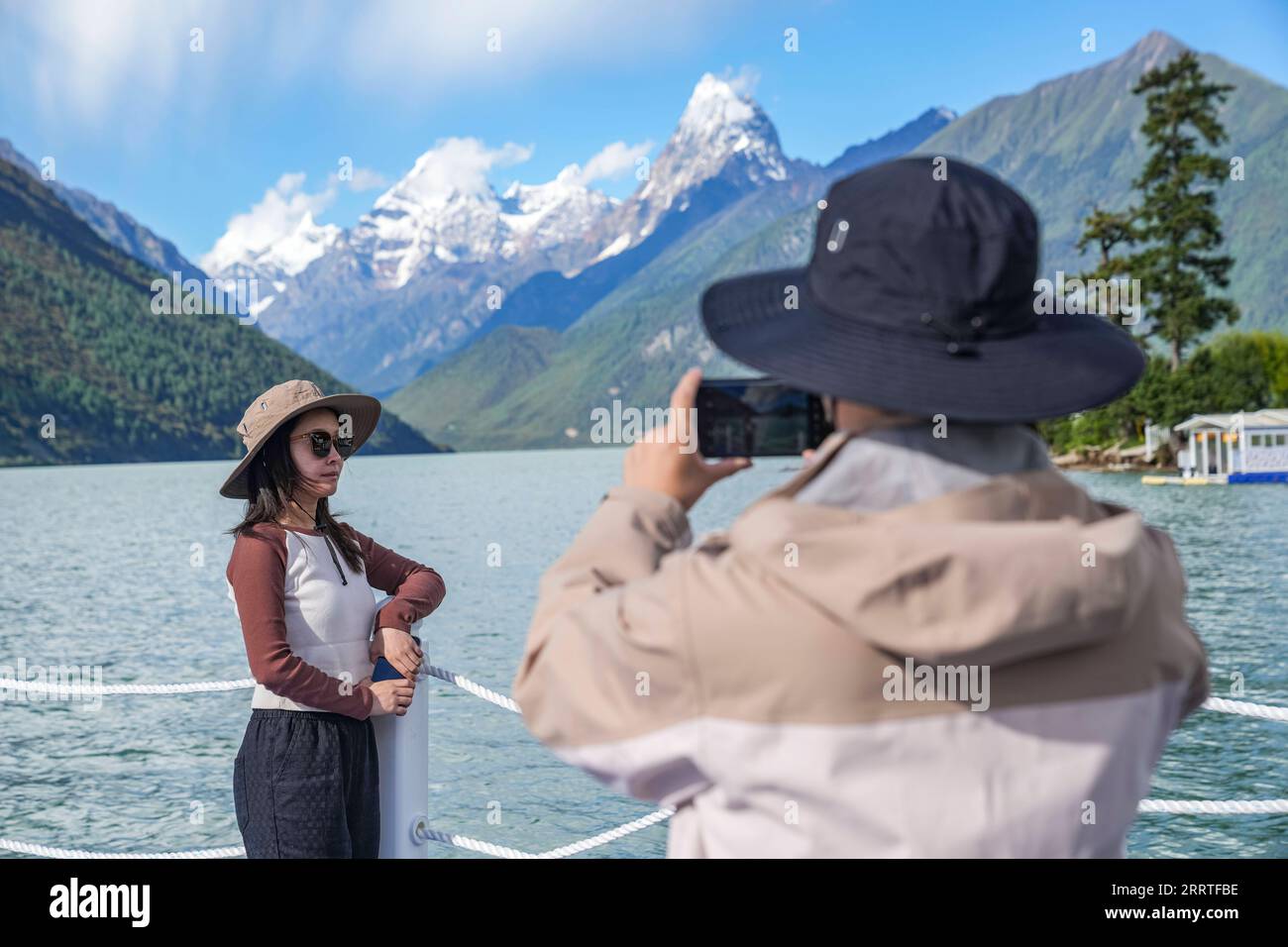 230722 -- NYINGCHI, 22 luglio 2023 -- Un turista posa per una foto nel villaggio di Gaiba della contea di Gongbo Gyamda nella città di Nyingchi, nella regione autonoma del Tibet del sud-ovest della Cina, 20 luglio 2023. Gaiba Village si trova vicino al Basomtso, un'attrazione turistica nazionale 5A. Negli anni '1980 e '1990, gli abitanti locali qui si affidavano principalmente al taglio di legname per guadagnare soldi. Grazie agli sforzi del governo locale per proteggere l'ambiente ecologico, sono state costruite delle stazioni di prevenzione degli incendi boschivi nell'ex sito del deposito forestale e gli alberi sono stati ripiantati sui terreni abbattuti lungo l'autostrada. Attualmente, il turismo lo ha fatto Foto Stock