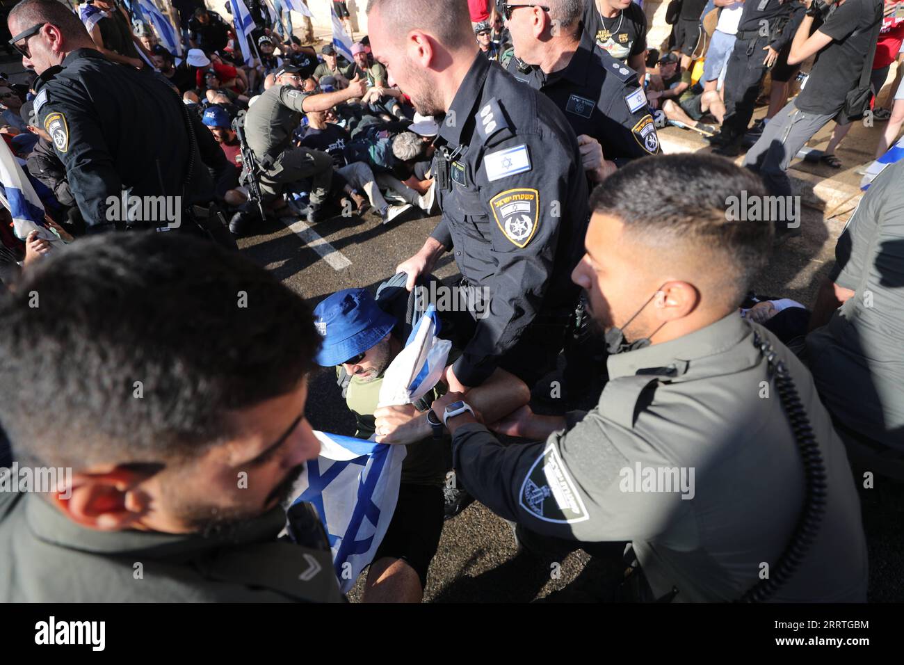 230724 -- GERUSALEMME, 24 luglio 2023 -- la polizia disperde i manifestanti vicino al parlamento israeliano a Gerusalemme, il 24 luglio 2023. Lunedì sono scoppiati raduni di massa in Israele dopo che i legislatori hanno approvato la prima legge che limita il potere della Corte Suprema, un passo importante per il controverso piano del governo di estrema destra di rivedere il sistema giudiziario del paese. Foto di /Xinhua MIDEAST-GERUSALEMME-ISRAELE-LEGGE DI REVISIONE GIUDIZIARIA-PROTESTA MuammarxAwad PUBLICATIONxNOTxINxCHN Foto Stock