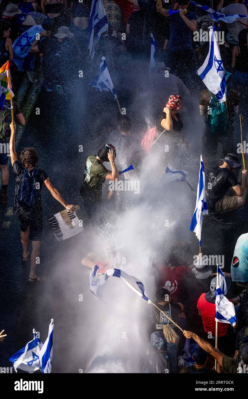 230724 -- GERUSALEMME, 24 luglio 2023 -- la polizia usa un cannone ad acqua per disperdere i manifestanti vicino al parlamento israeliano a Gerusalemme, il 24 luglio 2023. Lunedì sono scoppiati raduni di massa in Israele dopo che i legislatori hanno approvato la prima legge che limita il potere della Corte Suprema, un passo importante per il controverso piano del governo di estrema destra di rivedere il sistema giudiziario del paese. Via Xinhua MIDEAST-GERUSALEMME-ISRAELE-LEGGE DI REVISIONE GIUDIZIARIA-PROTESTA JINI PUBLICATIONxNOTxINxCHN Foto Stock