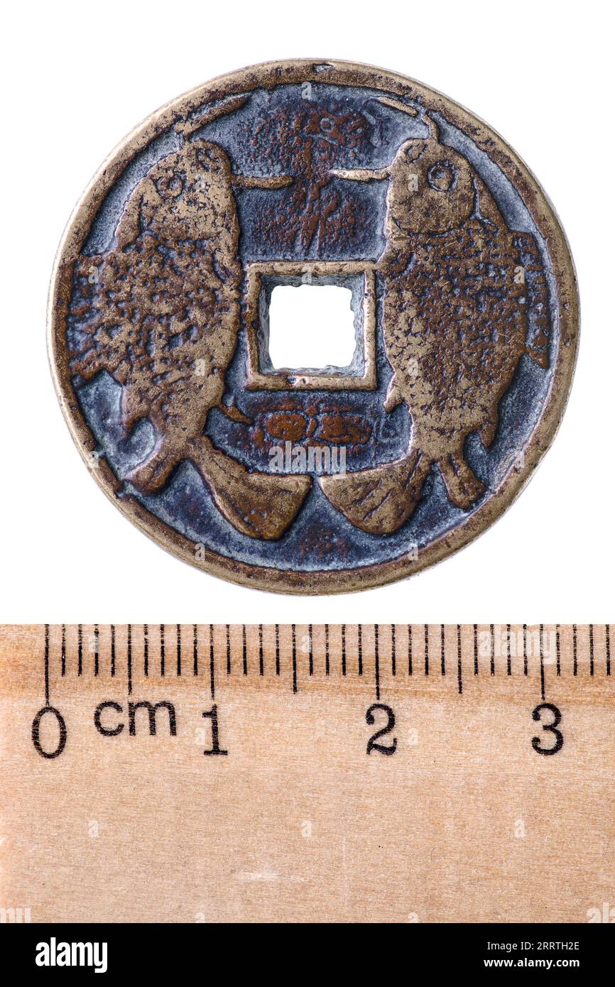 Antica moneta cinese in rame Qin Dynasty. Dritto. Isolato su bianco Foto Stock