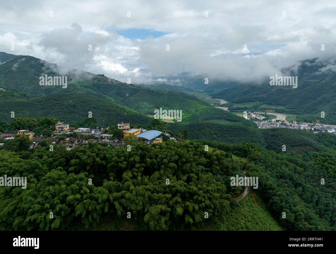 230726 -- JINPING, 26 luglio 2023 -- questa foto aerea scattata il 23 luglio 2023 mostra una vista del villaggio di Shangnami nella Zhemi Township, nella contea di Jinping, nella prefettura autonoma di Honghe Hani e Yi, nella provincia dello Yunnan della Cina sud-occidentale. Dopo giorni di riflessione, Zhang Puzhong decise di fare qualcosa di istruttivo ai suoi nipoti: Riportarli nella foresta che abitava da bambino più di 60 anni fa. Questo è molto importante. So quanto sono felice oggi perché non dimentico mai quanto fosse amara la mia vita in passato, ha detto Zhang. Zhang è un Kucong di 70 anni residente nel villaggio di Xiaxinzhai, Zhemi Township Foto Stock