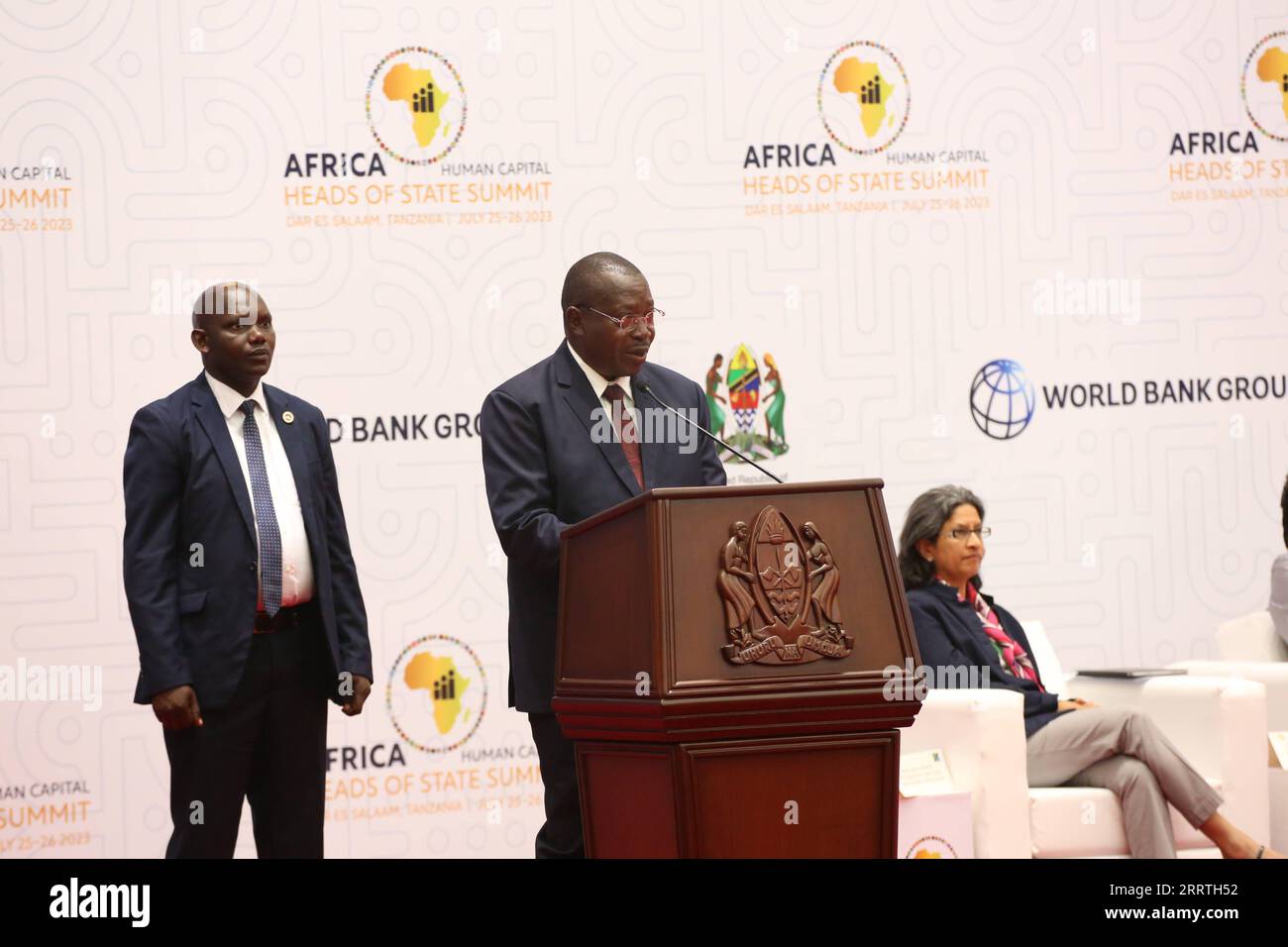 230726 -- dar es SALAAM, 26 luglio 2023 -- il vicepresidente tanzaniano Philip Mpango tiene un discorso durante il vertice dei capi di Stato sul capitale umano del 2023 a Dar es Salaam, Tanzania, 25 luglio 2023. Martedì Mpango ha esortato le istituzioni finanziarie regionali e multilaterali a fare di più per elaborare soluzioni di finanziamento innovative a sostegno della spinta dell'Africa ad accelerare lo sviluppo del capitale umano. PER ANDARE CON la Tanzania esorta le istituzioni finanziarie a sostenere la spinta dell'Africa per accelerare lo sviluppo del capitale umano foto di /Xinhua TANZANIA-dar ES SALAAM-HEADS DEL SUMMIT DI STATO SUL CAPITALE UMANO HermanxEmmanue Foto Stock