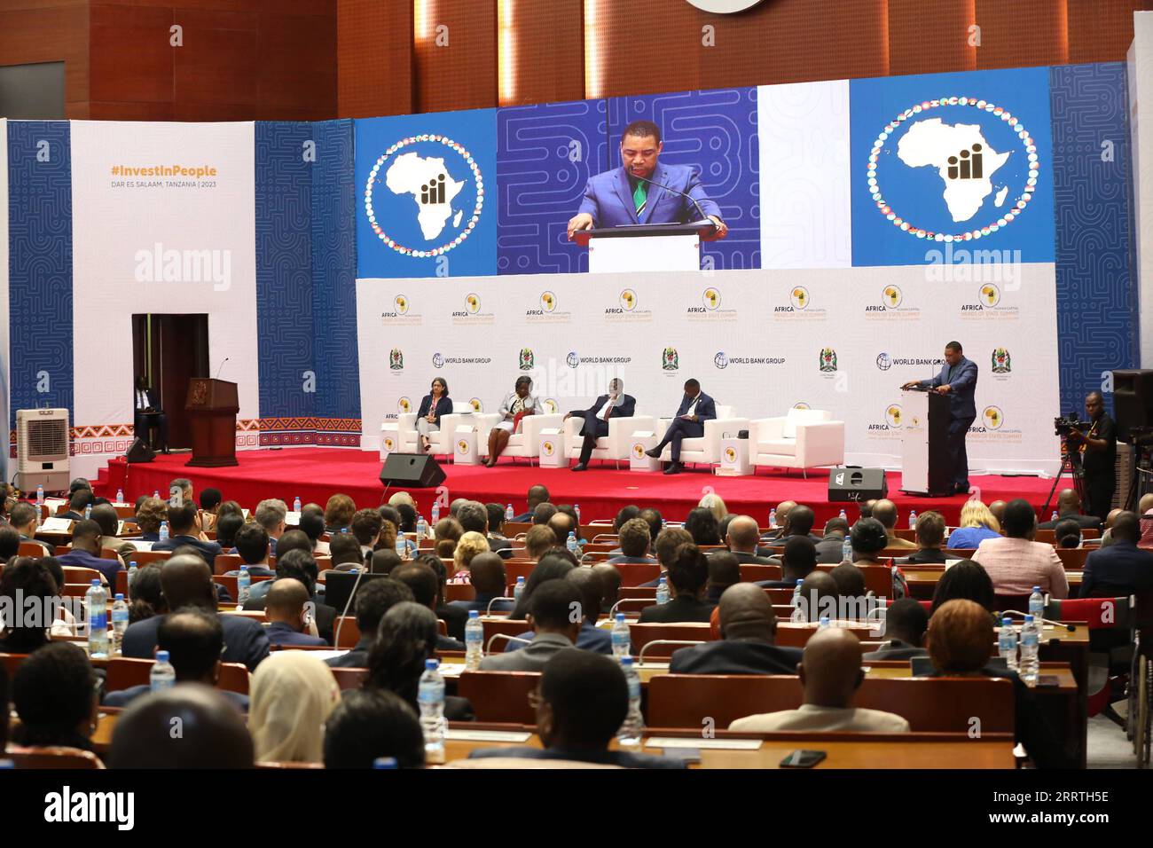 230726 -- dar es SALAAM, 26 luglio 2023 -- il 2023 Heads of State Summit sul capitale umano si tiene a Dar es Salaam, Tanzania, 25 luglio 2023. Martedì, il Vicepresidente tanzaniano Philip Mpango ha esortato le istituzioni finanziarie regionali e multilaterali a fare di più per elaborare soluzioni di finanziamento innovative a sostegno della spinta dell'Africa ad accelerare lo sviluppo del capitale umano. PER ANDARE CON la Tanzania esorta le istituzioni finanziarie a sostenere la spinta dell'Africa per accelerare lo sviluppo del capitale umano foto di /Xinhua TANZANIA-dar ES SALAAM-HEADS DEL SUMMIT DI STATO SUL CAPITALE UMANO HermanxEmmanuel PUBLICATIONxNOTxINxCHN Foto Stock