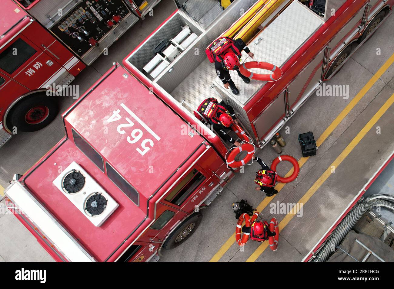 230726 -- XIAMEN, 26 luglio 2023 -- questa foto aerea scattata il 26 luglio 2023 mostra i vigili del fuoco che preparano attrezzature di salvataggio nel distretto di Haicang di Xiamen, nella provincia del Fujian della Cina sudorientale. Il quartier generale del controllo delle inondazioni e del soccorso per la siccità della Cina mercoledì ha aumentato la sua risposta di emergenza per tifoni e inondazioni al livello III, mentre il tifone Doksuri dovrebbe sbarcare nel sud della Cina venerdì. Quattro squadre sono state inviate nelle province di Zhejiang, Fujian, Guangdong e Jiangxi per assistere negli sforzi locali di prevenzione delle inondazioni e dei tifoni, secondo il quartier generale. Foto di /Xinhua CHIN Foto Stock