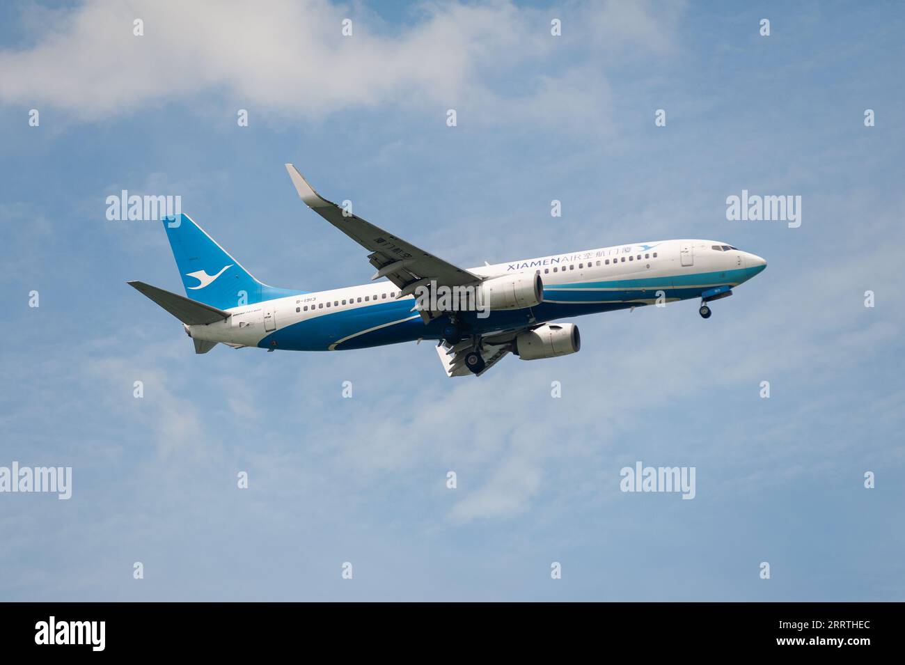 15.07.2023, Singapore, Repubblica di Singapore, Asia - Boeing 737-800 passeggeri jet della compagnia aerea cinese Xiamen Air con registrazione B-1913. Foto Stock