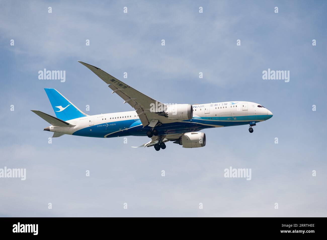 15.07.2023, Singapore, Repubblica di Singapore, Asia - Boeing 787-8 Dreamliner passeggeri jet della compagnia aerea cinese Xiamen Air con registrazione B-2768. Foto Stock