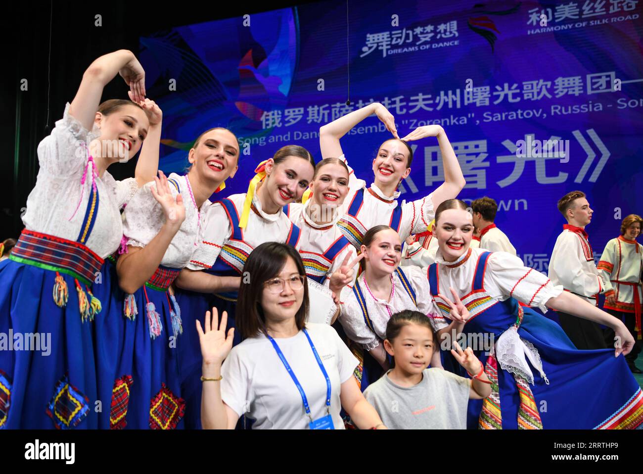 230727 -- URUMQI, 27 luglio 2023 -- Sofia 1st R Rear e i suoi colleghi posano per foto con il pubblico in un teatro a Urumqi, capitale della regione autonoma di Xinjiang Uygur della Cina nord-occidentale, il 22 luglio 2023. Si tratta di un tour indimenticabile dello Xinjiang - la meravigliosa ha detto Sofia Maksimovna Efremenko, una giovane ballerina russa che ha trascorso una piacevole settimana qui. Membro dell'ensemble di canzoni e danze Zorenka della città di Balashov, Saratov Oblast of Russia, Sofia è venuta insieme a più di 1.000 delle sue controparti provenienti da Asia, Europa e Africa per il sesto China Xinjiang International Dance Festival che si terrà fr Foto Stock