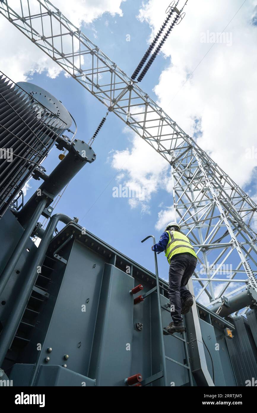 230728 -- MACHAKOS, 28 luglio 2023 -- David Maina Kamore controlla l'installazione del dispositivo nel cantiere della sottostazione del trasformatore di Konza nella contea di Machakos, Kenya, 5 maggio 2023. David Maina Kamore, 32 anni, è un ingegnere elettrico, una professione che aveva sognato fin dalla sua infanzia, nella sottostazione del trasformatore di Konza. Andò in Cina nel 2009 e studiò cinese per un anno all'Università di Scienze e tecnologia di Huazhong prima di laurearsi in ingegneria elettrica e automazione all'Università di Chang An. Dopo essersi laureato in ingegneria nel 2014, David ha messo ciò che ha imparato Foto Stock