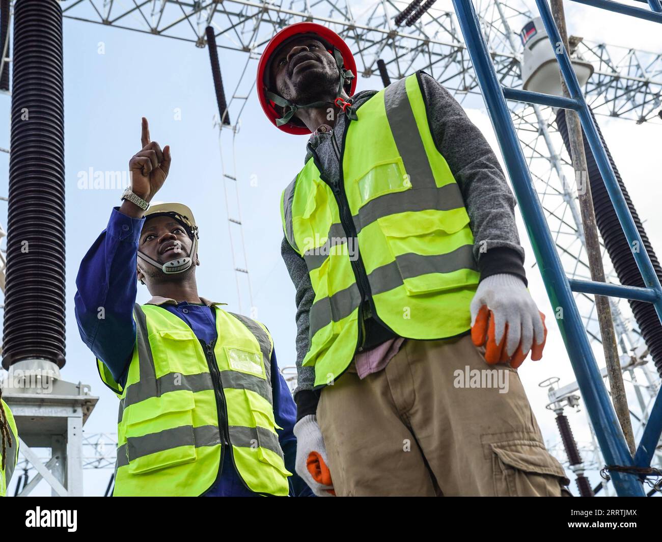 230728 -- MACHAKOS, 28 luglio 2023 -- David Maina Kamore L comunica con un operaio nel cantiere della sottostazione del trasformatore di Konza nella contea di Machakos, Kenya, 5 maggio 2023. David Maina Kamore, 32 anni, è un ingegnere elettrico, una professione che aveva sognato fin dalla sua infanzia, nella sottostazione del trasformatore di Konza. Andò in Cina nel 2009 e studiò cinese per un anno all'Università di Scienze e tecnologia di Huazhong prima di laurearsi in ingegneria elettrica e automazione all'Università di Chang An. Dopo essersi laureato in ingegneria nel 2014, David ha messo quello che lui lea Foto Stock