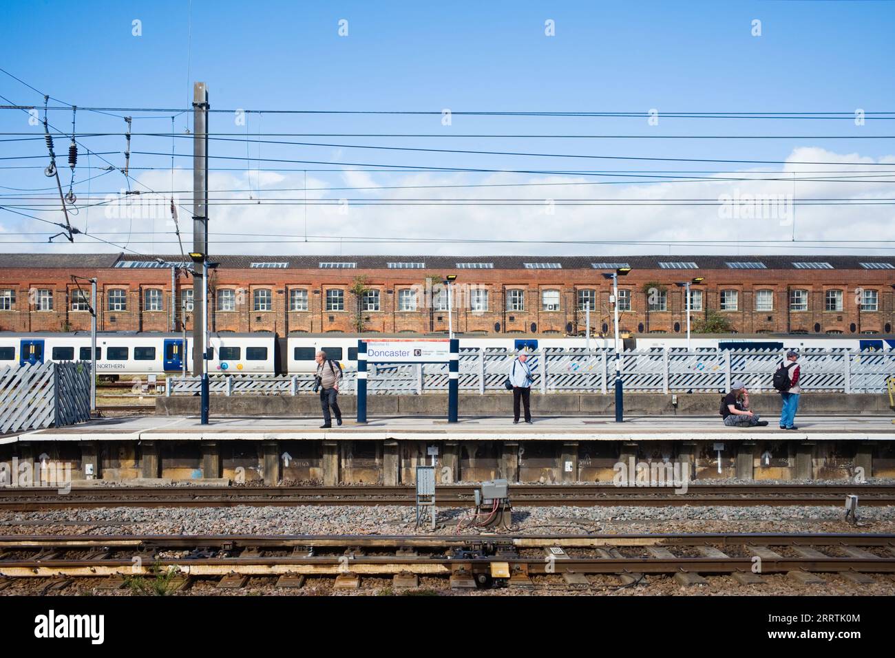 Localizzatori di treni alla stazione di Doncaster Foto Stock