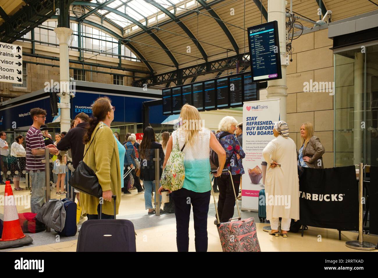 Passeggeri ansiosi alla stazione di Hull per un ritardo di cinque ore verso i treni Foto Stock