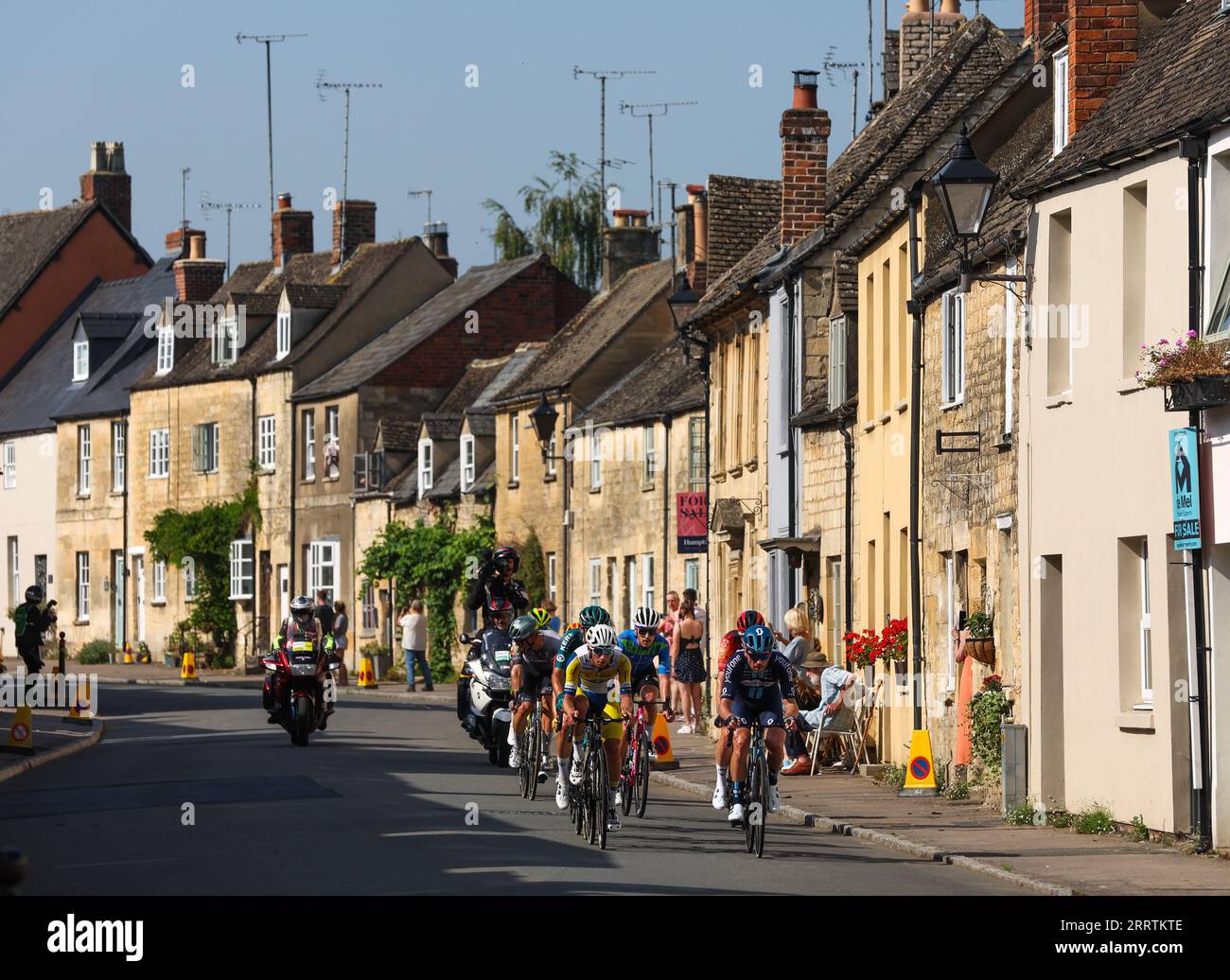 Il Peloton passa attraverso Winchcombe durante la settima tappa del Tour of Britain del 2023, da Tewkesbury a Gloucester. Data immagine: Sabato 9 settembre 2023. Foto Stock