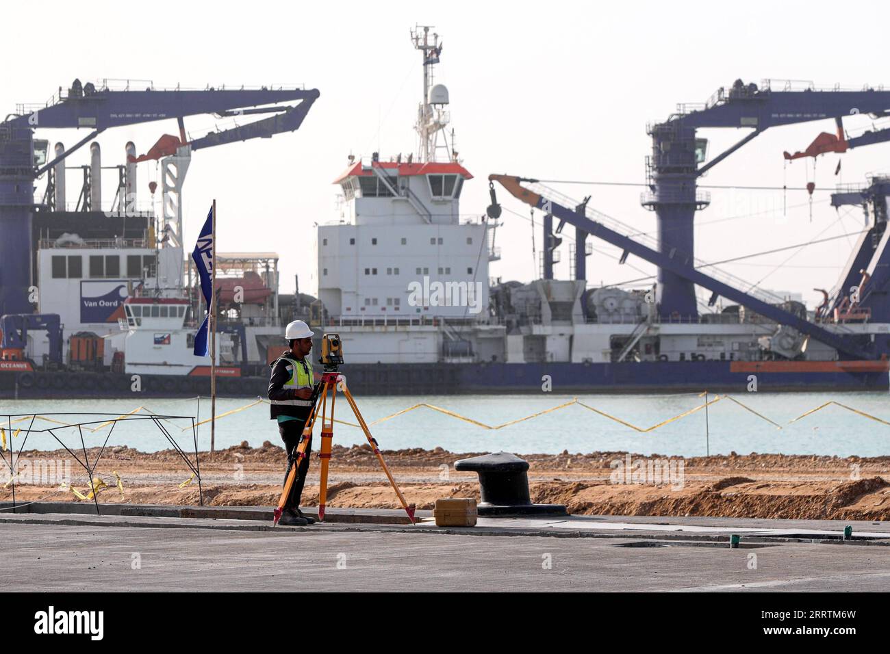 230731 -- AIN SOKHNA, 31 luglio 2023 -- Un operaio lavora nel cantiere di un nuovo terminal container del porto di Ain Sokhna ad Ain Sokhna, provincia di Suez, Egitto, il 29 luglio 2023. Un consorzio internazionale ha avviato lo sviluppo di un nuovo terminal container del porto di Ain Sokhna sul Mar Rosso nel nord-est dell'Egitto. A SEGUIRE Roundup: Il consorzio internazionale avvia lo sviluppo di un nuovo terminal container in Egitto-SUEZ-AIN PORTO DI SOKHNA-NUOVO TERMINAL CONTAINER-COSTRUZIONE AhmedxGomaa PUBLICATIONxNOTxINxCHN Foto Stock