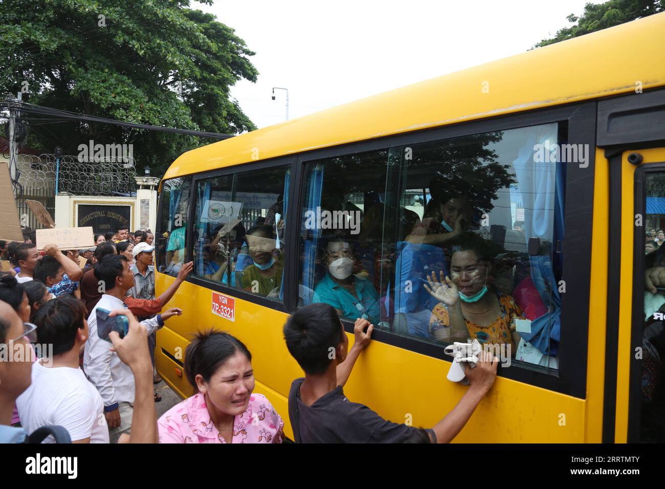 230801 -- YANGON, 1 agosto 2023 -- i prigionieri ai quali è stata concessa la grazia lasciano la prigione di Insein a Yangon, Myanmar, 1 agosto 2023. PER ANDARE CON il Myanmar perdonano oltre 7.000 prigionieri con condanne per Aung San Suu Kyi Reduced Photo di /Xinhua MYANMAR-YANGON-PRISONERS-PARDONS MyoxKyawxSoe PUBLICATIONxNOTxINxCHN Foto Stock