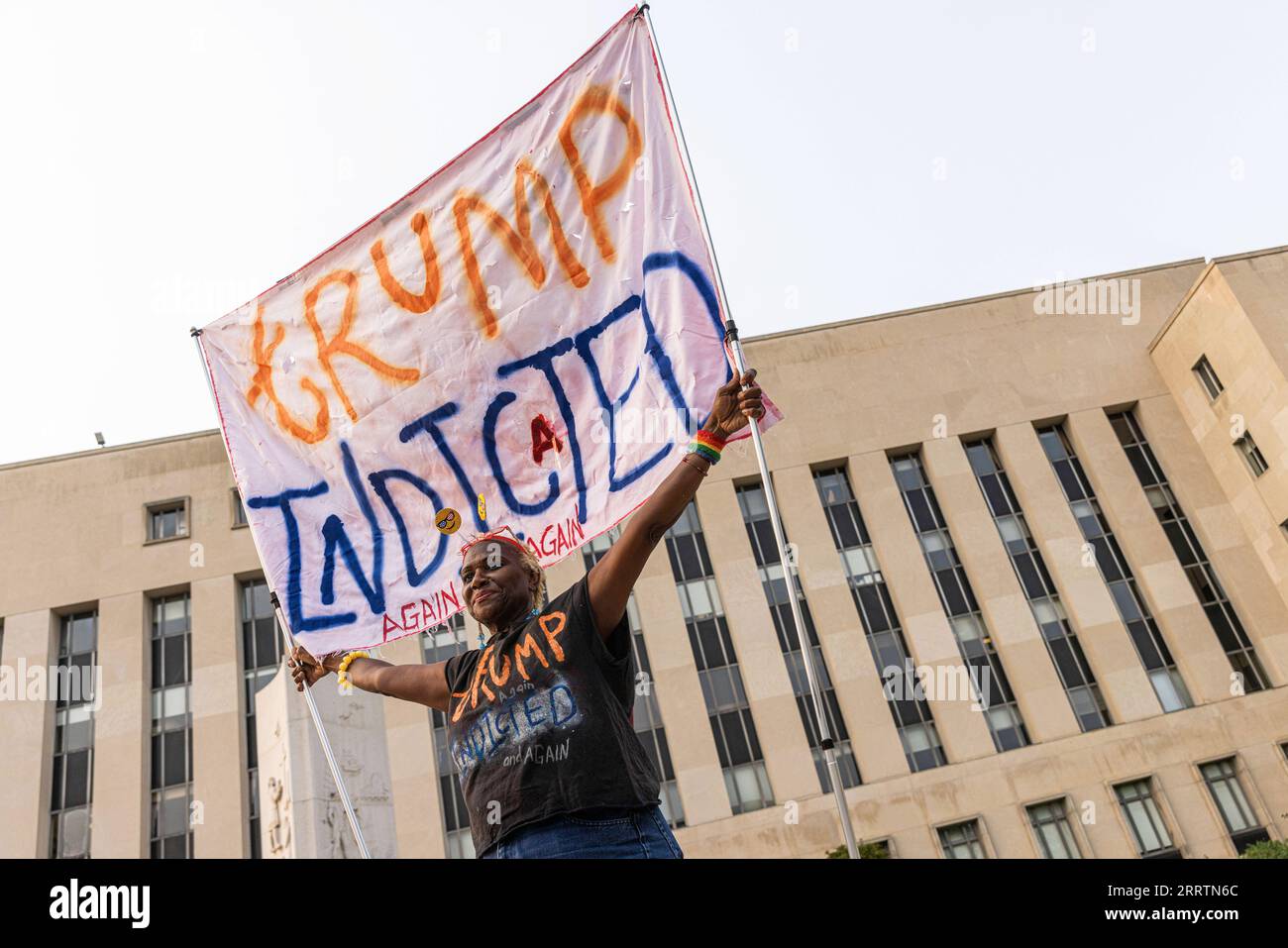 230802 -- WASHINGTON, D.C., 2 agosto 2023 -- Una donna tiene uno striscione sull'accusa di Trump davanti a E. Barrett Prettyman United States Courthouse, dove Trump sarà denunciato giovedì, a Washington, D.C., negli Stati Uniti, 1 agosto, 2023. l'ex presidente degli Stati Uniti Donald Trump è stato incriminato martedì in un'indagine del Dipartimento di giustizia per i suoi presunti sforzi volti a rovesciare i risultati delle elezioni presidenziali del 2020. Trump è stato accusato di cospirazione per frodare gli Stati Uniti, cospirazione per ostacolare un procedimento ufficiale, ostruzione e tentativo di ostacolare un procedimento ufficiale Foto Stock
