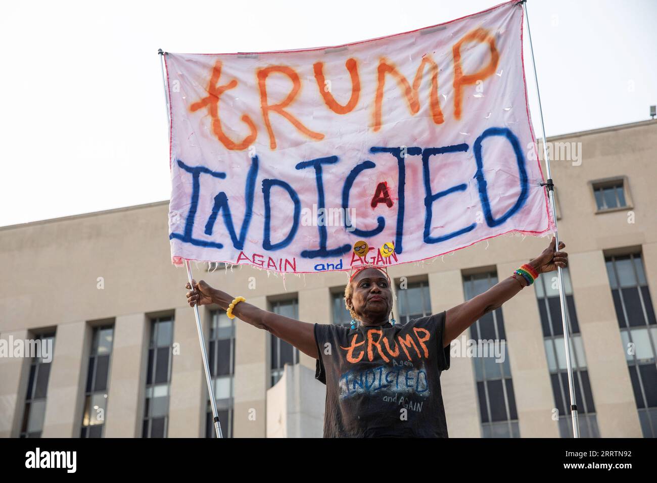 230802 -- WASHINGTON, D.C., 2 agosto 2023 -- Una donna tiene uno striscione sull'accusa di Trump davanti a E. Barrett Prettyman United States Courthouse, dove Trump sarà denunciato giovedì, a Washington, D.C., negli Stati Uniti, 1 agosto, 2023. l'ex presidente degli Stati Uniti Donald Trump è stato incriminato martedì in un'indagine del Dipartimento di giustizia per i suoi presunti sforzi volti a rovesciare i risultati delle elezioni presidenziali del 2020. Trump è stato accusato di cospirazione per frodare gli Stati Uniti, cospirazione per ostacolare un procedimento ufficiale, ostruzione e tentativo di ostacolare un procedimento ufficiale Foto Stock