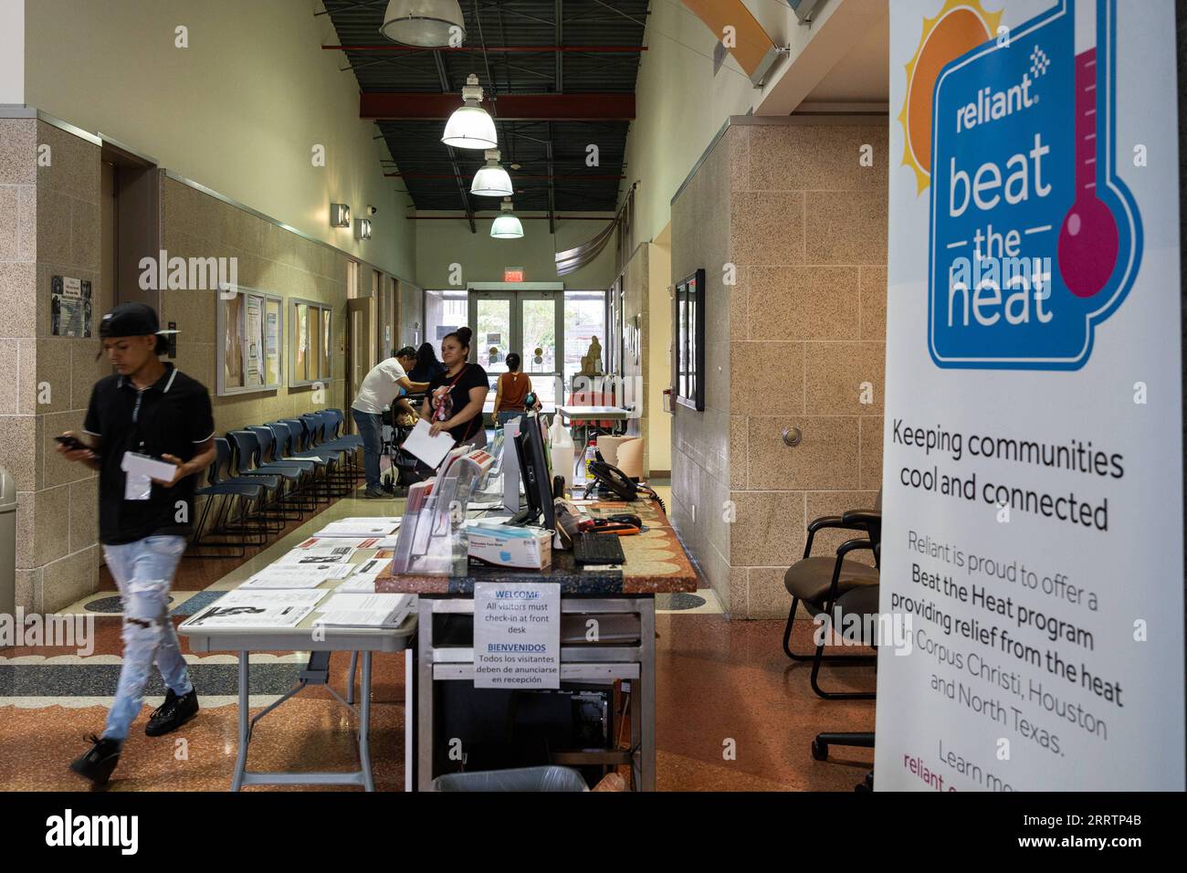 230804 -- HOUSTON, 4 agosto 2023 -- le persone sono viste nel Southwest Multi-Service Center, che funge da centro di raffreddamento, a Houston, Texas, Stati Uniti, il 4 agosto, 2023. foto di /Xinhua TO GO WITH feature: Heatwave prende il tributo sull'economia, vive negli Stati Uniti-HOUSTON-HEATWAVE ChenxChen PUBLICATIONxNOTxINxCHN Foto Stock