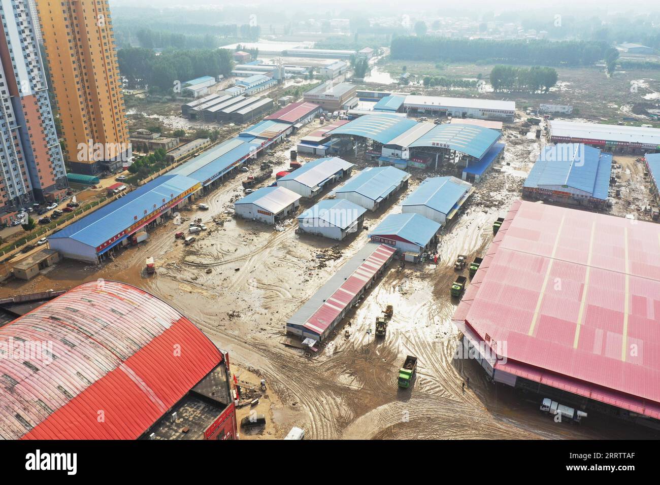 230809 -- ZHUOZHOU, 9 agosto 2023 -- questa foto aerea scattata il 9 agosto 2023 mostra una vista del mercato all'ingrosso di Xinfadi Dashiqiao dopo che le acque alluvionali si sono ritirate a Zhuozhou, nella provincia di Hebei nella Cina settentrionale. Il mercato di Xinfadi Dashiqiao, importante centro agricolo e di distribuzione di prodotti marginali, è stato gravemente danneggiato dalle recenti forti piogge e inondazioni. Le autorità locali di Zhuozhou hanno effettuato lavori di restauro sul mercato al fine di riprendere il suo funzionamento il prima possibile. CHINA-HEBEI-ZHUOZHOU-ALLUVIONE-RESTAURO DEL MERCATO ALL'INGROSSO CN ZHUXXUDONG PUBLICATIONXNOTXINX Foto Stock