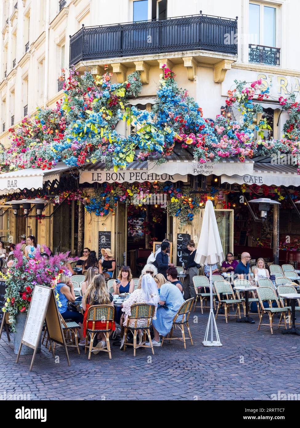Hen Party, le Bon Pecheur, posti a sedere all'aperto, Parigi, Francia, Europa, UE. Foto Stock