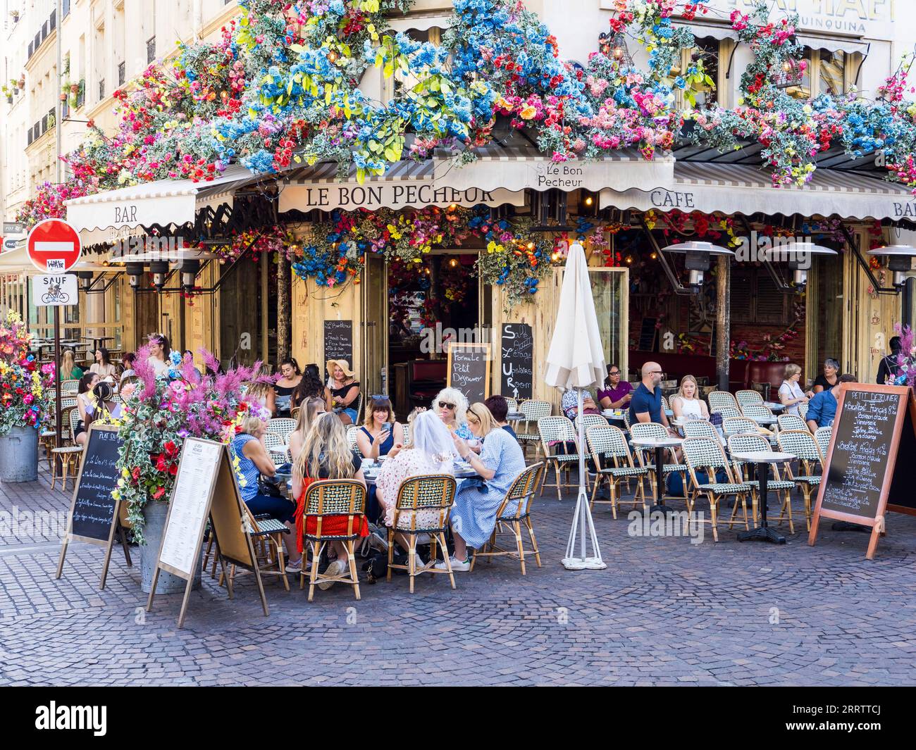 Hen Party, le Bon Pecheur, posti a sedere all'aperto, Parigi, Francia, Europa, UE. Foto Stock