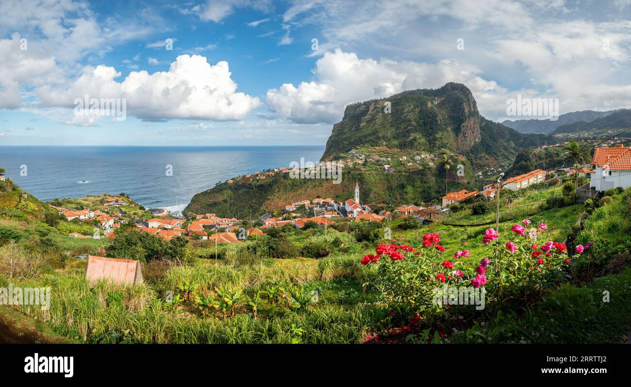 Paesaggio con il villaggio di Sao Roque do Faial sull'isola di Madeira, Portogallo Foto Stock