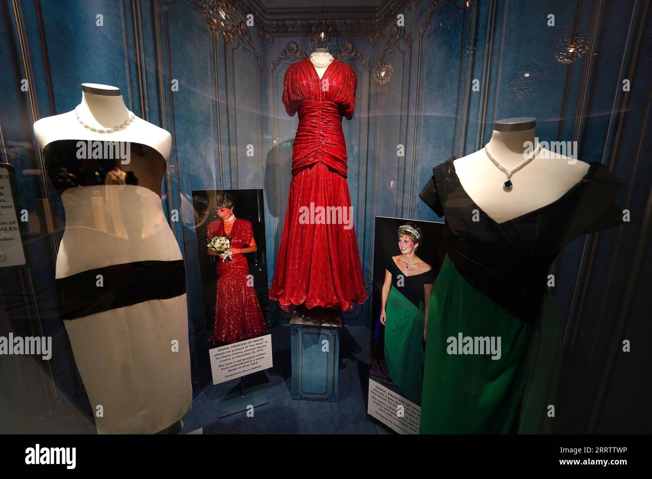 File foto datato 03/5/23 di abiti di proprietà della defunta Diana, Principessa del Galles, in mostra alla mostra Princess Diana – Fashion from the Wardrobe of the People's Princess, al Museum of Style Icons di Newbridge, Co. Kildare, prima che vadano sotto il martello alle aste di Julien a Los Angeles quest'estate. I camici indossati da Diana, Principessa del Galles hanno venduto collettivamente per più di 1 milione di sterline ad un'asta negli Stati Uniti. Un abito rosso di seta di Bruce Oldfield indossato da Diana alla prima di Hot Shots in at the Odeon, Leicester Square, nel novembre 1991, venduto per 571.500 dollari USA (£458,484) all'AN Foto Stock