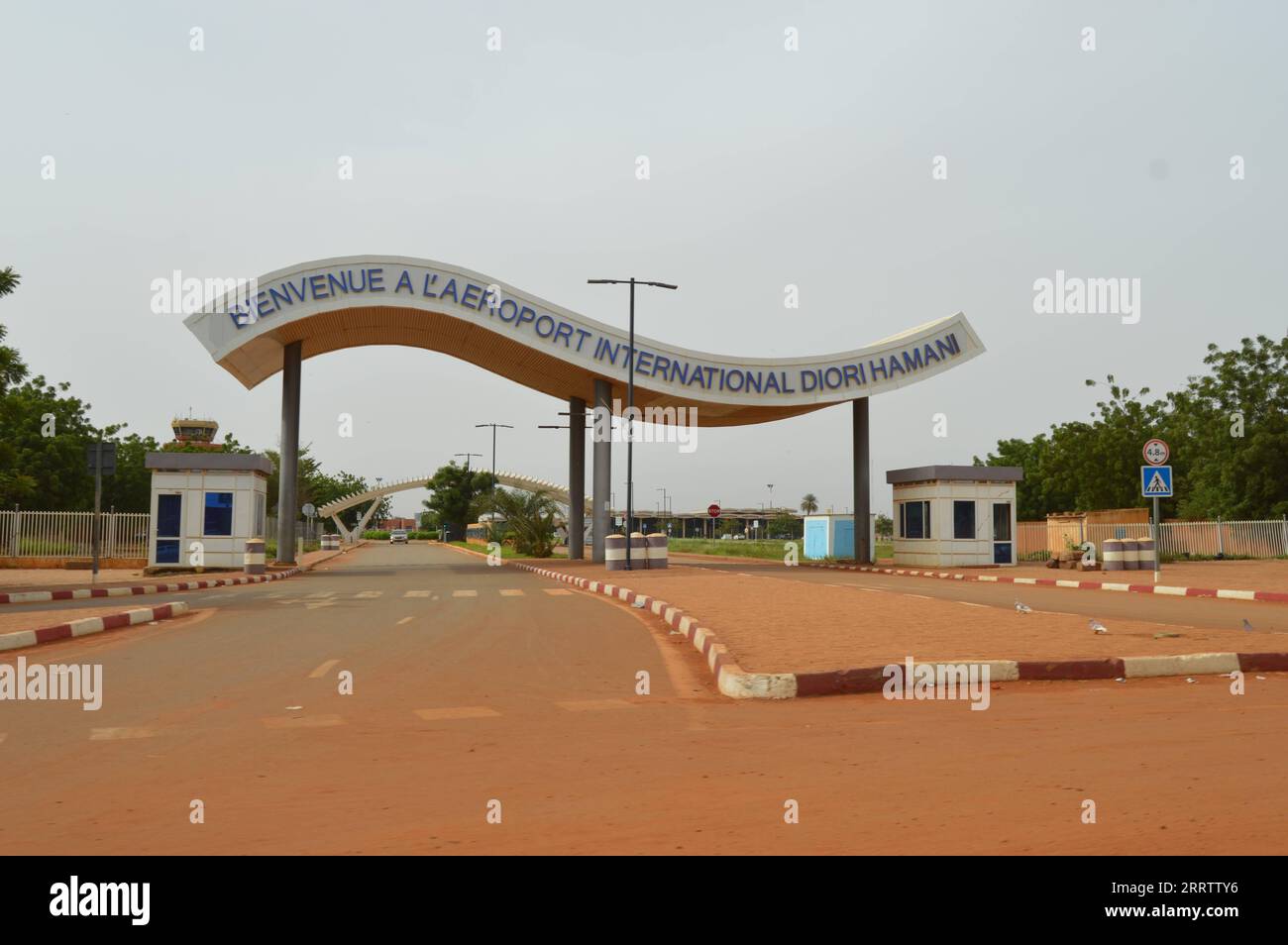 230810 -- NIAMEY, 10 agosto 2023 -- questa foto scattata il 6 agosto 2023 mostra l'aeroporto internazionale Diori Hamani a Niamey, capitale del Niger. Xinhua titoli: Come il colpo di stato militare in Niger potrebbe diffondersi nell'Africa occidentale ZhengxYangzi PUBLICATIONxNOTxINxCHN Foto Stock