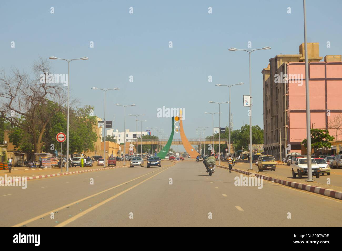 230810 -- NIAMEY, 10 agosto 2023 -- questa foto scattata il 6 agosto 2023 mostra una vista stradale di Niamey, capitale del Niger. Xinhua titoli: Come il colpo di stato militare in Niger potrebbe diffondersi nell'Africa occidentale ZhengxYangzi PUBLICATIONxNOTxINxCHN Foto Stock