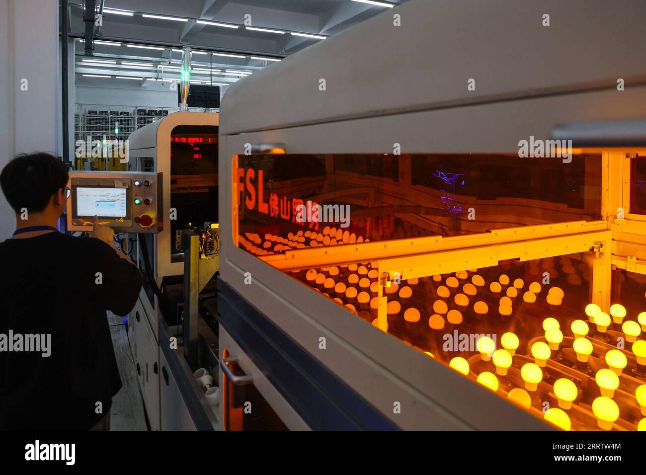 230810 -- GUANGZHOU, 10 agosto 2023 -- Un membro dello staff gestisce robot industriali presso una base di produzione di Foshan Electrical and Lighting Co., Ltd. A Foshan, nella provincia del Guangdong, nel sud della Cina, 9 agosto 2023. Foshan Electrical and Lighting Co., Ltd FSL è uno dei marchi di illuminazione competitivi in Cina, che fornisce soluzioni di illuminazione professionali complete. L'azienda si è impegnata attivamente nell'innovazione della scienza e della tecnologia. I suoi prodotti di illuminazione sono stati applicati ai sommergibili con equipaggio d'alto mare, alla coltivazione e all'acquacoltura e alla produzione di veicoli a nuova energia. CHINA-GUANGZHOU-FOS Foto Stock