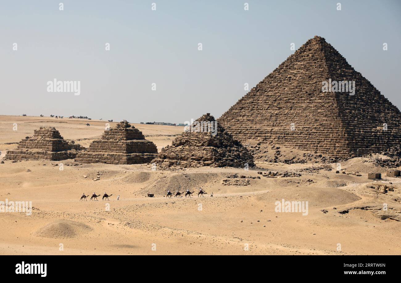 230810 -- GIZA, 10 agosto 2023 -- i turisti cavalcano i cammelli per visitare il punto panoramico delle piramidi di Giza, Egitto, il 10 agosto 2023. Il fatturato del settore turistico egiziano ha raggiunto i 10,7 miliardi di dollari nell'anno fiscale 2021/2022 che si è concluso nel giugno 2022, segnando un aumento di circa il 120% rispetto ai 4,9 miliardi di dollari statunitensi dell'anno fiscale precedente, l'autorità statistica ufficiale egiziana ha annunciato mercoledì. EGITTO-GIZA-TURISMO-AUMENTO DELLE ENTRATE AhmedxGomaa PUBLICATIONxNOTxINxCHN Foto Stock