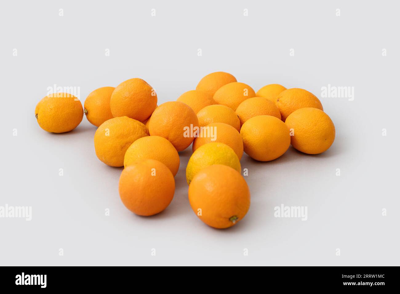 Tangerini arancioni isolati su sfondo bianco. Foto di alta qualità Foto Stock