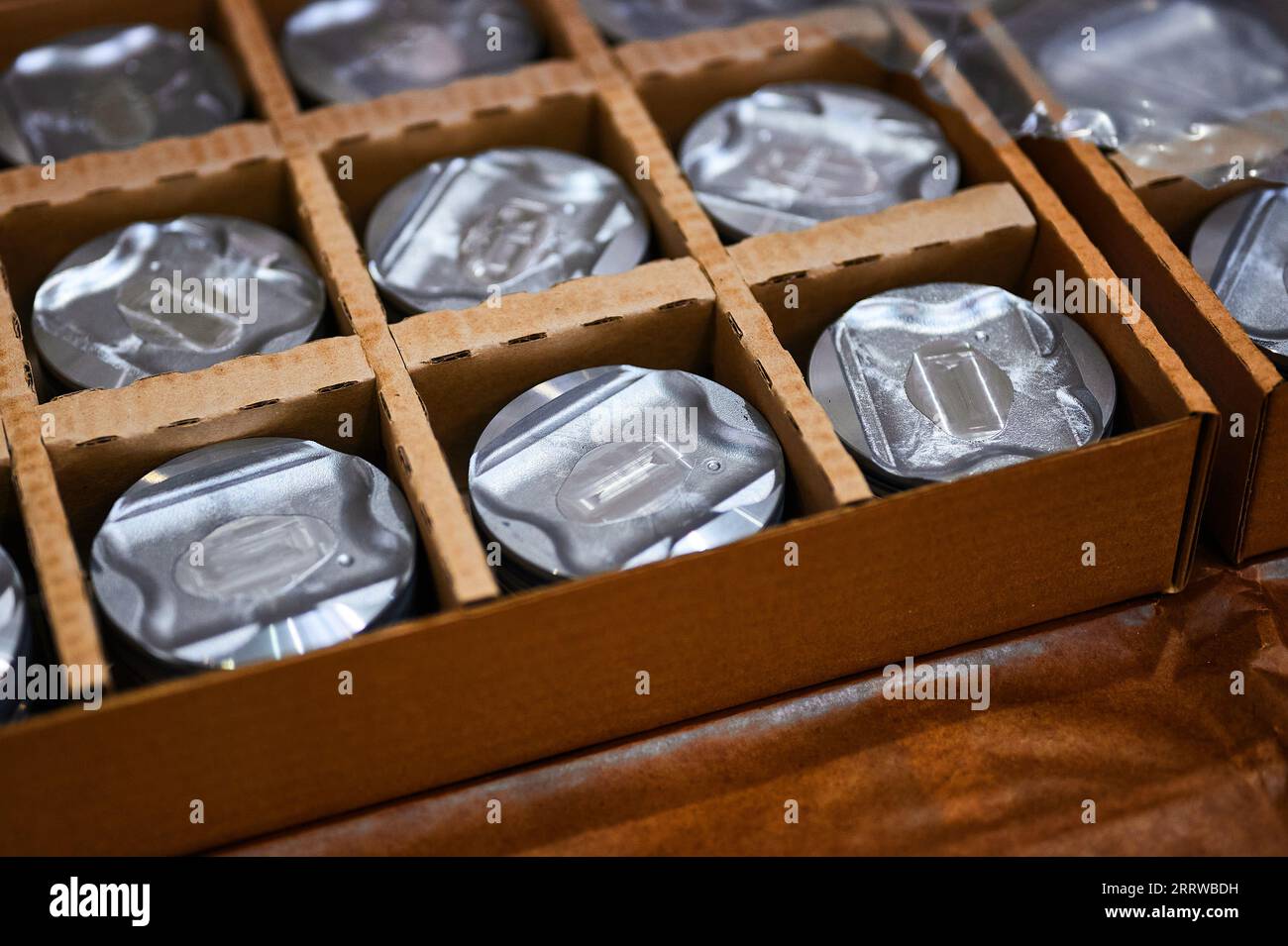 Lotto finito di pistoni in alluminio per motore auto in box Foto Stock