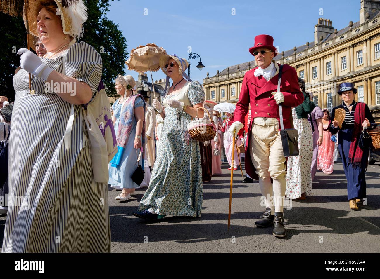 Bath, Regno Unito. 9 settembre 2023. I fan di Jane Austen che prendono parte alla famosa passeggiata in costume della Grand Regency sono raffigurati mentre camminano per il Circo. La Promenade, parte del Jane Austen Festival, è una processione attraverso le strade di Bath e i partecipanti che vengono da tutto il mondo e si vestono in costume del XVIII secolo. Credito: Lynchpics/Alamy Live News Foto Stock