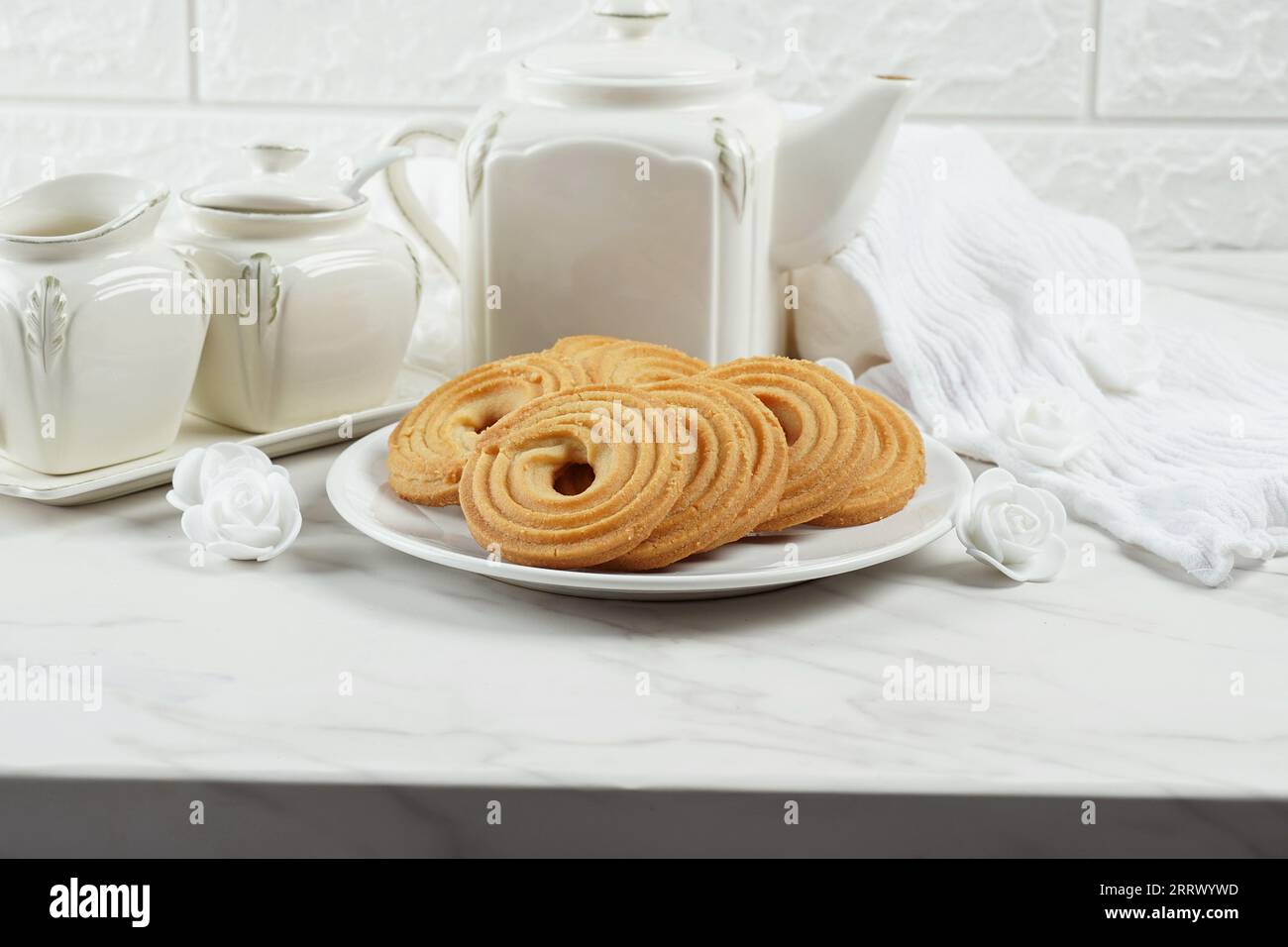 Biscotti rotondi dolci e gustosi al burro. Biscotti tedeschi a forma di anello rotondo Foto Stock