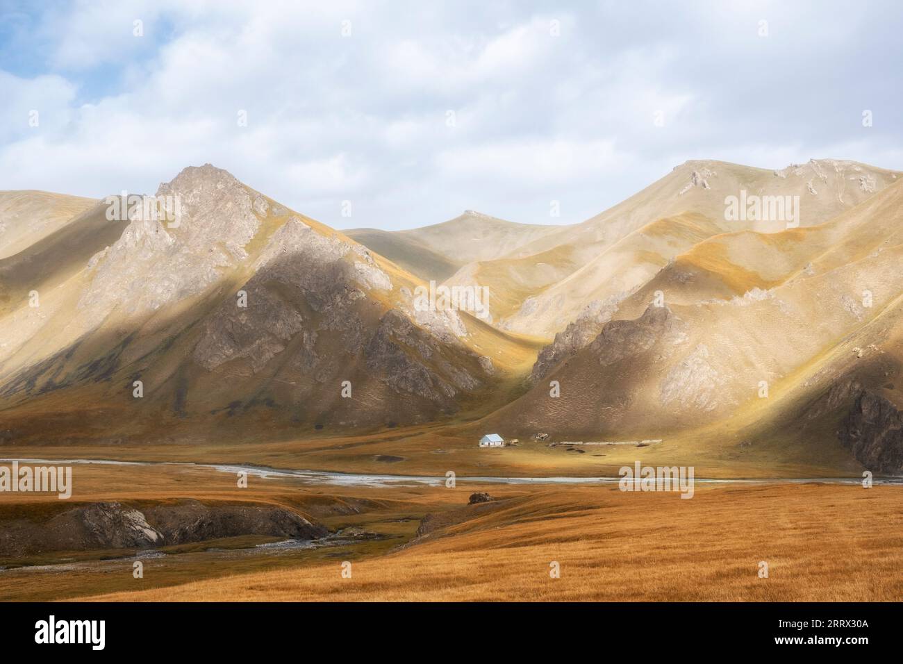 Vecchia casa solitaria di un pastore di pecore o cavalli nelle splendide montagne autunnali del Kirghizistan. Valle di Aksai, regione di Naryn, Foto Stock