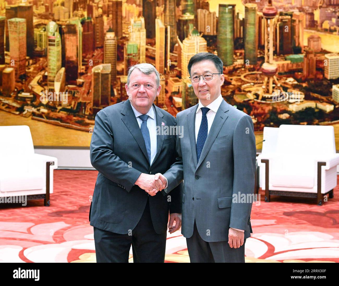 News Bilder des Tages 230818 -- PECHINO, 18 agosto 2023 -- il vicepresidente cinese Han Zheng incontra il ministro degli affari esteri in visita della Danimarca Lars Lokke Rasmussen a Pechino, capitale della Cina, 18 agosto 2023. CHINA-BEIJING-HAN ZHENG-DANIMARCA-RASMUSSEN-MEETING CN SHENXHONG PUBLICATIONXNOTXINXCHN Foto Stock