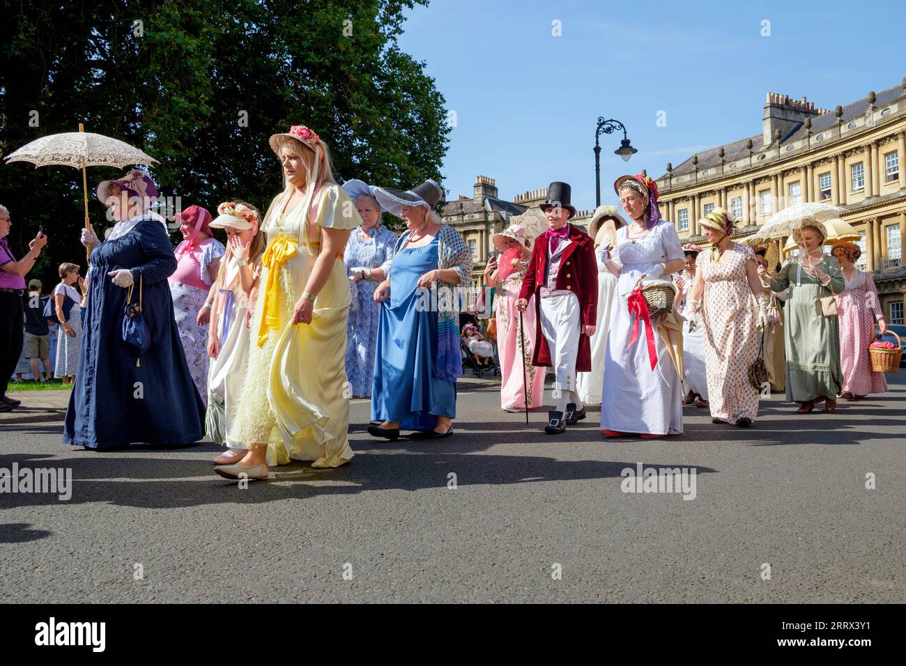 Bath, Regno Unito. 9 settembre 2023. I fan di Jane Austen che prendono parte alla famosa passeggiata in costume della Grand Regency sono raffigurati mentre camminano per il Circo. La Promenade, parte del Jane Austen Festival, è una processione attraverso le strade di Bath e i partecipanti che vengono da tutto il mondo e si vestono in costume del XVIII secolo. Credito: Lynchpics/Alamy Live News Foto Stock