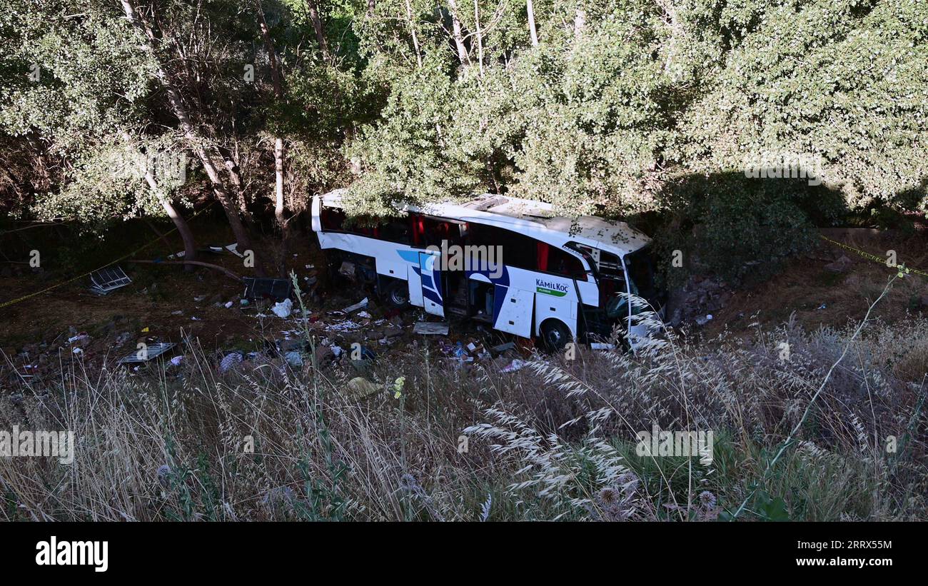 230821 -- YOZGAT, 21 agosto 2023 -- questa foto scattata il 21 agosto 2023 mostra il luogo di un incidente stradale nella provincia di Yozgat, nel centro di T¹rkiye. Almeno 12 persone sono rimaste uccise e 19 altre ferite dopo che un autobus è caduto su una scorta nella provincia centrale di Yozgat di T¹rkiye, l'agenzia di stampa locale DHA ha riferito lunedì. L'autobus passeggeri, che viaggia dalla provincia di Sivas a Istanbul, è uscito dalla strada per un motivo sconosciuto all'uscita del distretto di Sorgun di Yozgat, ha detto il rapporto. /Handout via Xinhua TRKIYE-YOZGAT-INCIDENTE STRADALE MustafaxKaya PUBLICATIONxNOTxINxCHN Foto Stock