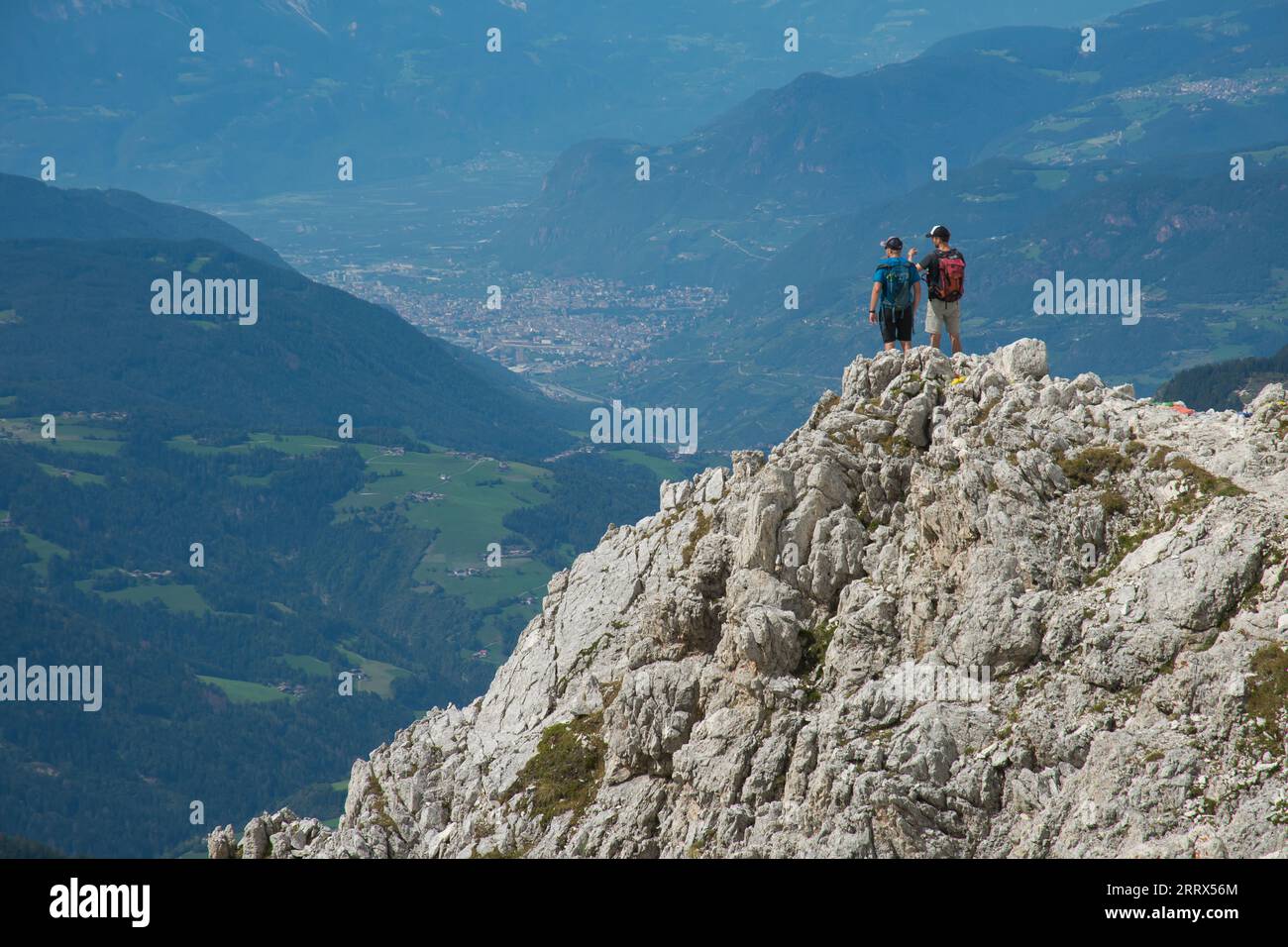 PASSO SANTNER, ITALIA - 3 SETTEMBRE 2023: Ritratto di due escursionisti in cima al passo Santner, Dolomiti italiane Foto Stock