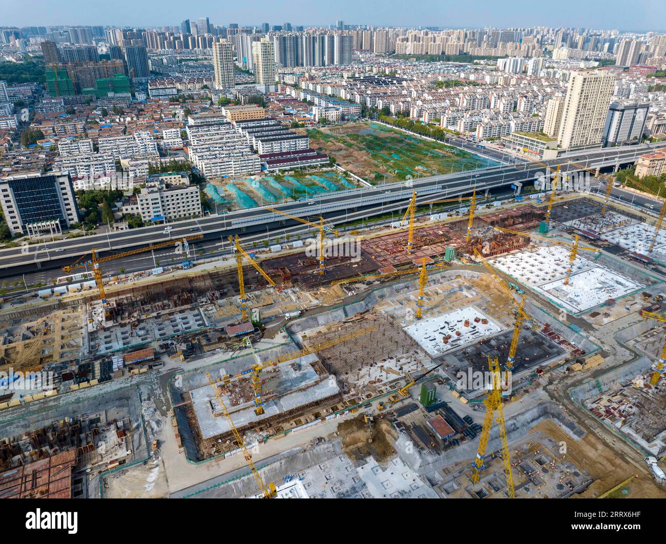 HUAI'AN, CINA - 9 SETTEMBRE 2023 - i lavoratori lavorano in un cantiere immobiliare nella città di Huai'an, provincia del Jiangsu della Cina orientale, 9 settembre 2023. AFF Foto Stock