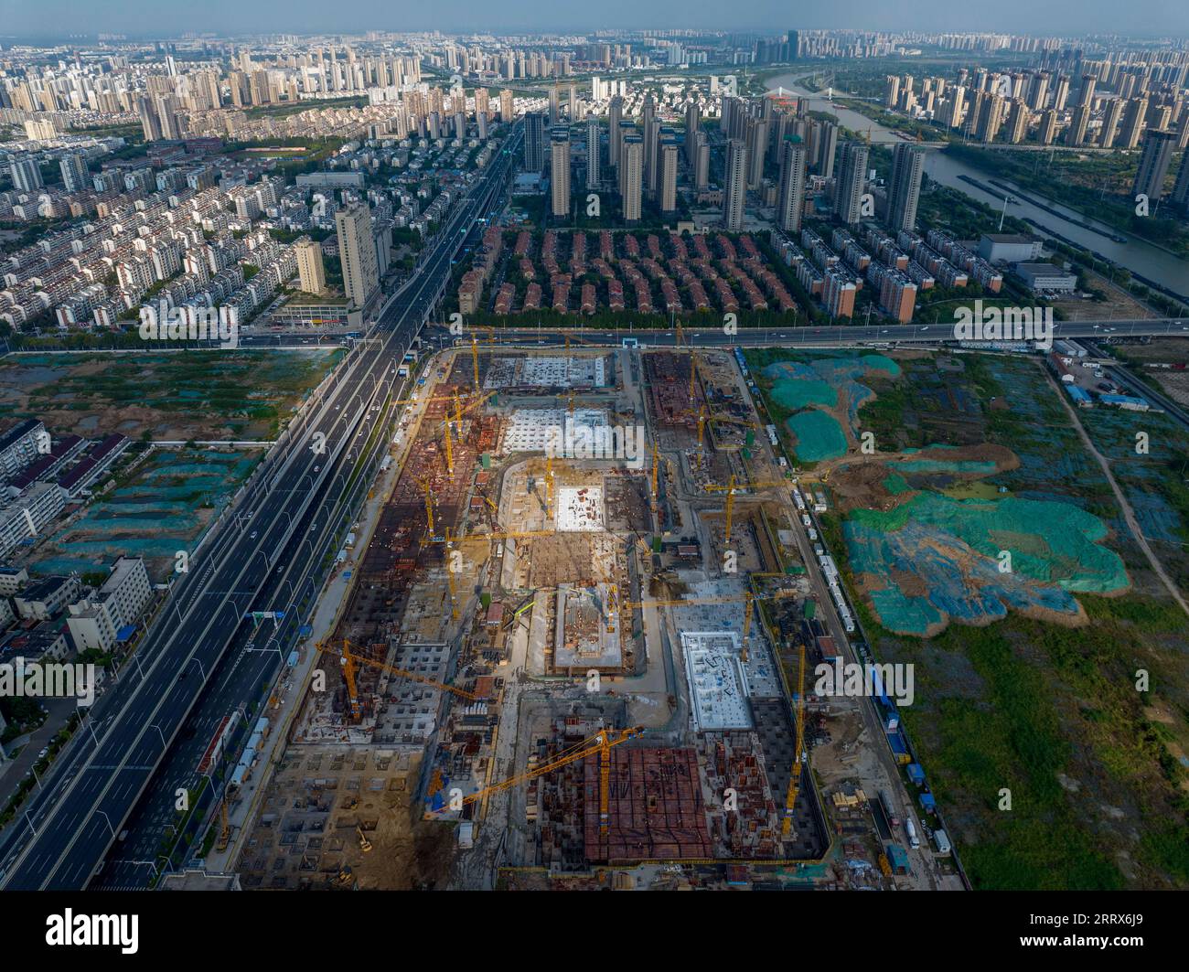 HUAI'AN, CINA - 9 SETTEMBRE 2023 - i lavoratori lavorano in un cantiere immobiliare nella città di Huai'an, provincia del Jiangsu della Cina orientale, 9 settembre 2023. AFF Foto Stock