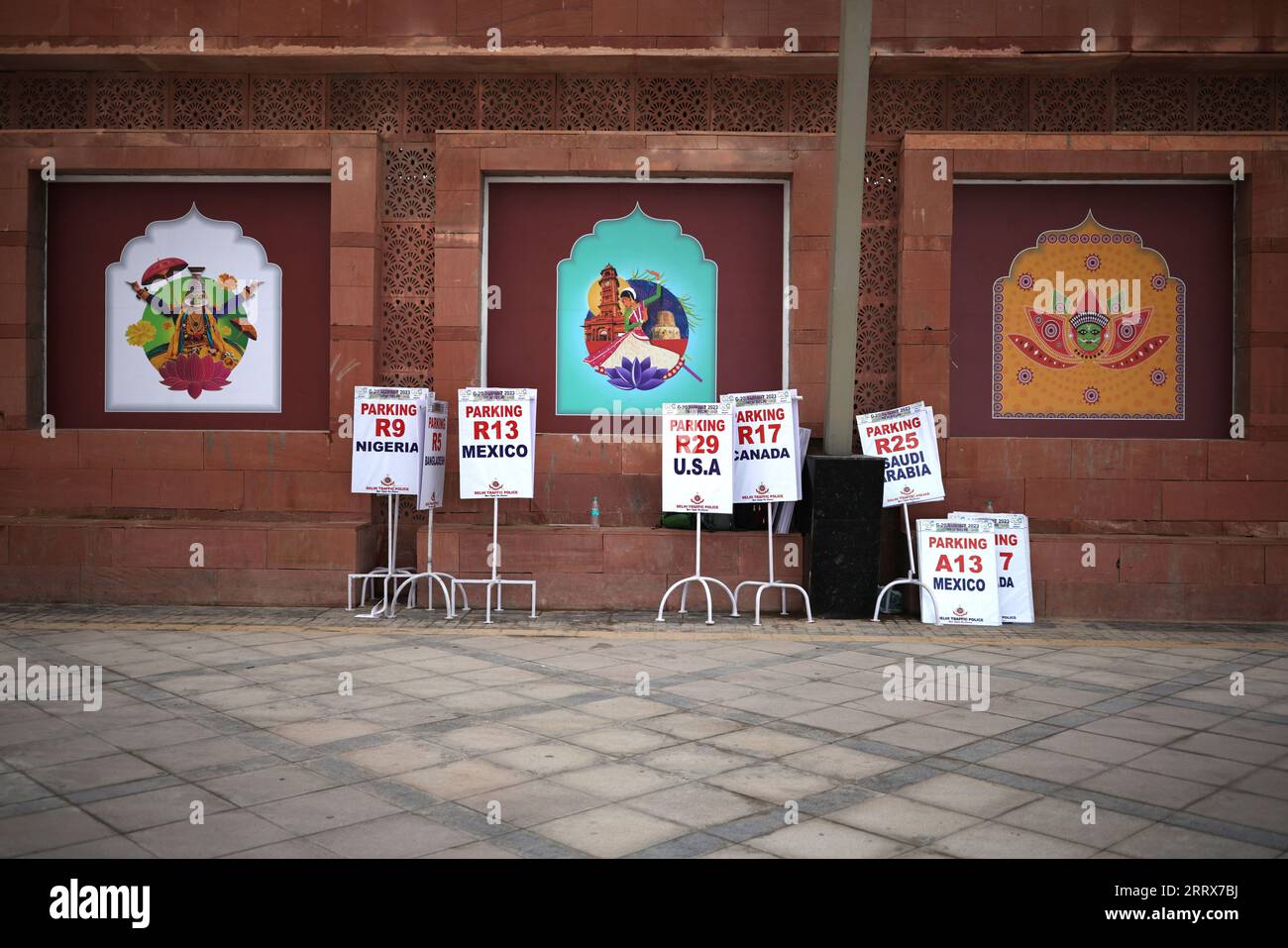 I segnali di parcheggio sono visibili durante il vertice del G20 a nuova Delhi, India. Data immagine: Sabato 9 settembre 2023. Foto Stock