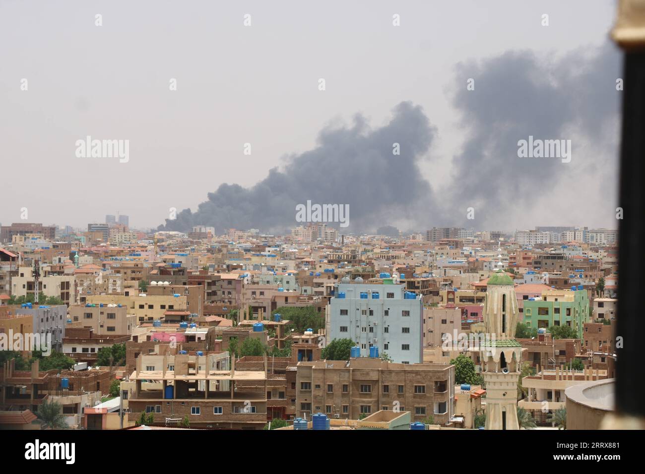 230827 -- KHARTOUM, 27 agosto 2023 -- questa foto scattata il 26 agosto 2023 mostra nubi di fumo che sorgono da un posto appartenente alla RSF delle forze paramilitari di supporto rapido dopo un attacco di droni lanciato dalle forze armate sudanesi SAF, a Khartoum, Sudan. Il SAF bombardò diversi avamposti RSF a sud di Khartoum, utilizzando aerei da guerra e missili d'artiglieria. Dal 15 aprile il Sudan è stato testimone di scontri armati mortali tra SAF e RSF, che hanno causato oltre 3.000 morti e più di 6.000 feriti, secondo il Ministero della salute sudanese. SUDAN-KHARTOUM-MASSICCIA ESPLOSIONE WANGXHAO PUBLICATI Foto Stock