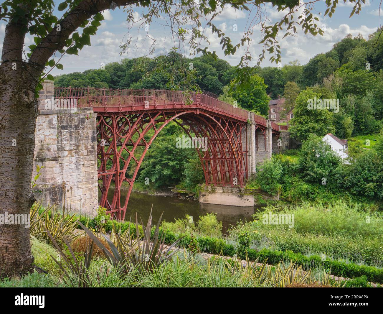 Il primo ponte di ferro al mondo, eretto nel 1779, che attraversa il fiume Severn e la gola di Ironbridge, attrae ancora oggi visitatori. Foto Stock